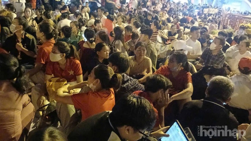 Biển người đổ về trung tâm thành phố xem lễ kỷ niệm 50 năm thống nhất đất nước