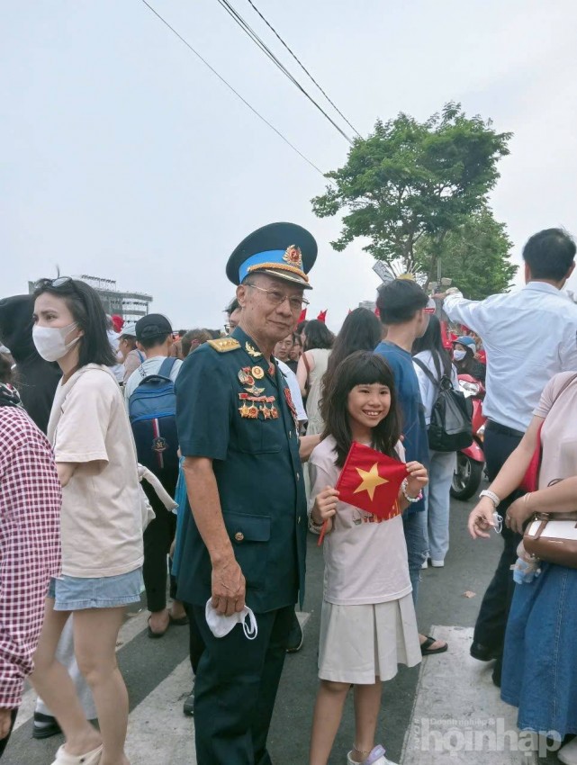 Người dân lưu giữ những bức ảnh kỉ niệm trong ngày lễ đặc biệt của cả nước