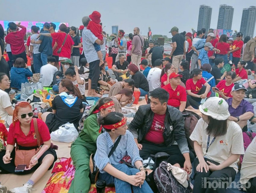 Biển người đổ về trung tâm thành phố xem lễ kỷ niệm 50 năm thống nhất đất nước