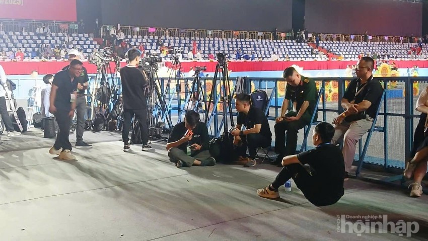 Tại khu vực an ninh để kiểm tra trước khi bước vào khu diễn ra đại lễ