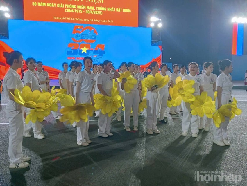Biển người đổ về trung tâm thành phố xem lễ kỷ niệm 50 năm thống nhất đất nước