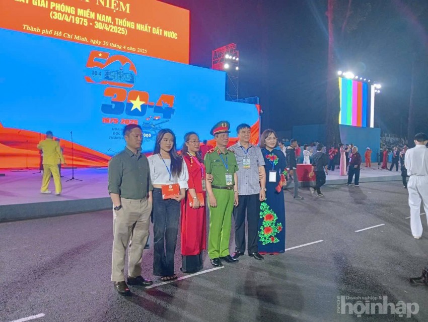 Biển người đổ về trung tâm thành phố xem lễ kỷ niệm 50 năm thống nhất đất nước