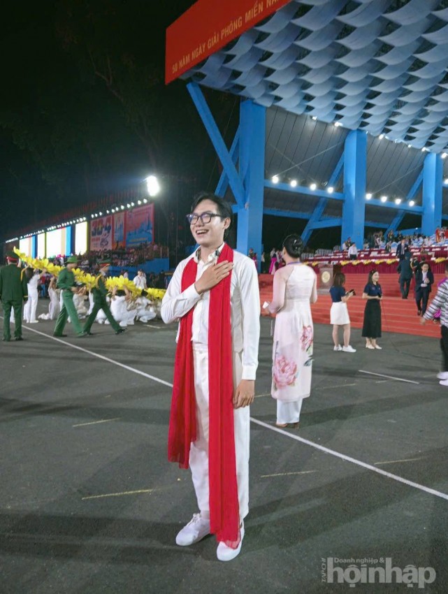 Biển người đổ về trung tâm thành phố xem lễ kỷ niệm 50 năm thống nhất đất nước