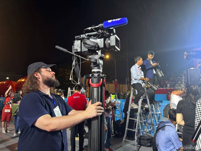 Biển người đổ về trung tâm thành phố xem lễ kỷ niệm 50 năm thống nhất đất nước