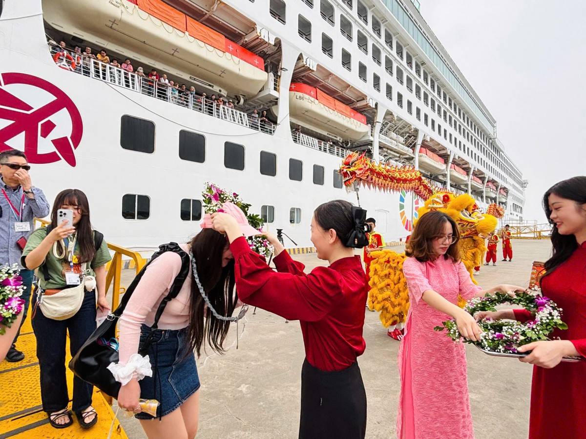 Quảng Ninh đón khoảng 1.700 du khách trên Tàu biển Pacific World đến tham quan du lịch