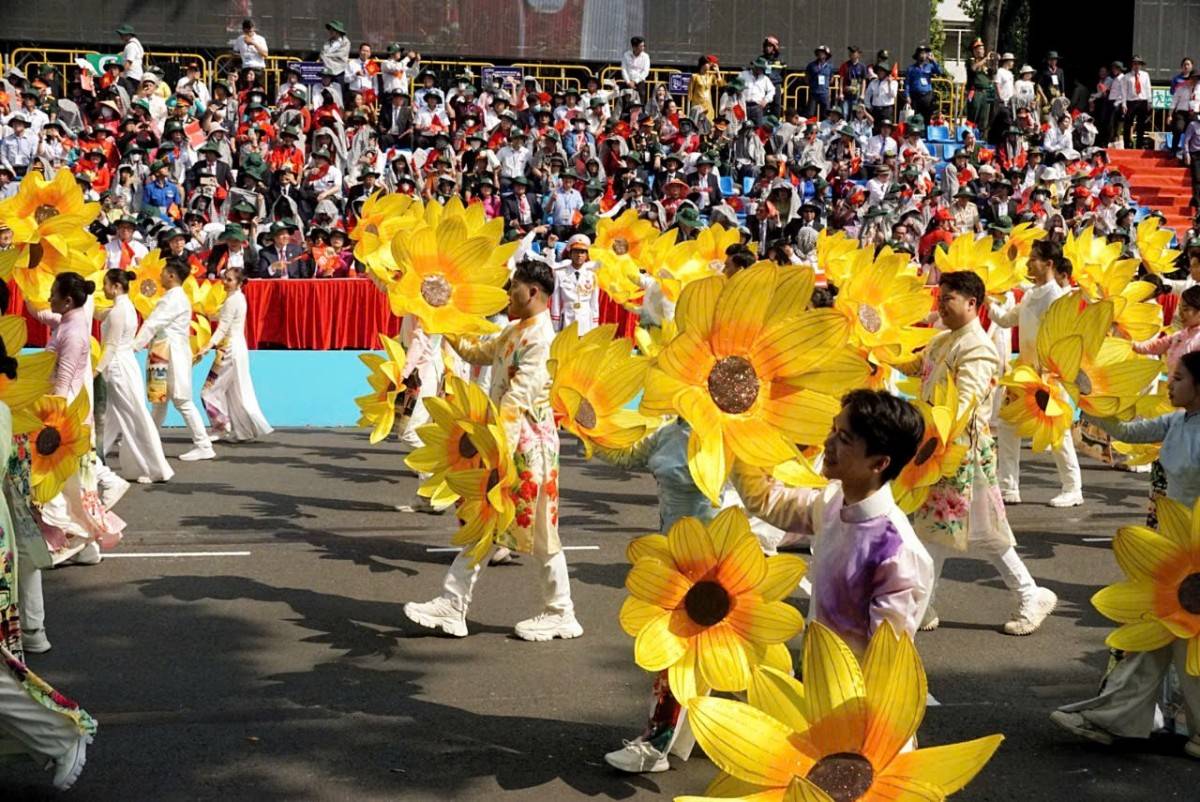 Loạt ảnh ấn tượng về diễu binh diễu hành kỷ niệm 50 năm thống nhất đất nước