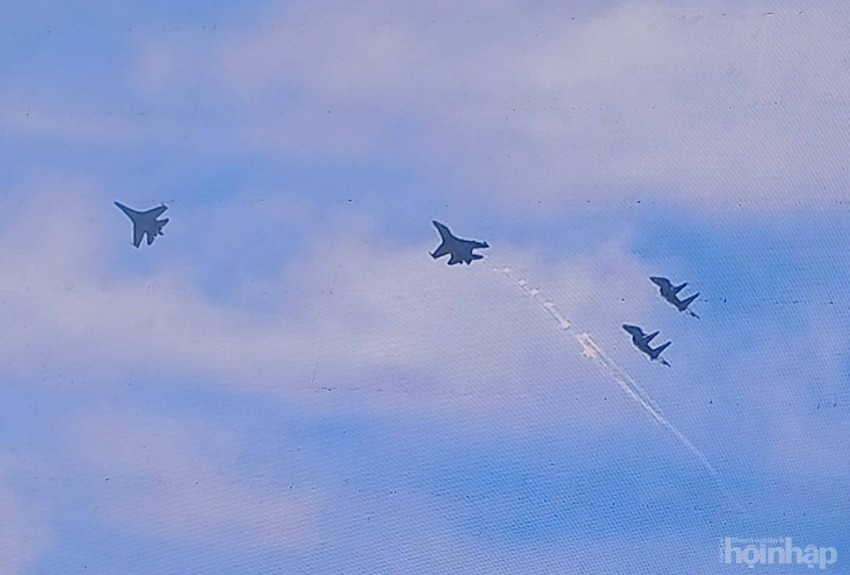 Tiêm kích thả bẫy nhiệt trên bầu trời TP.HCM