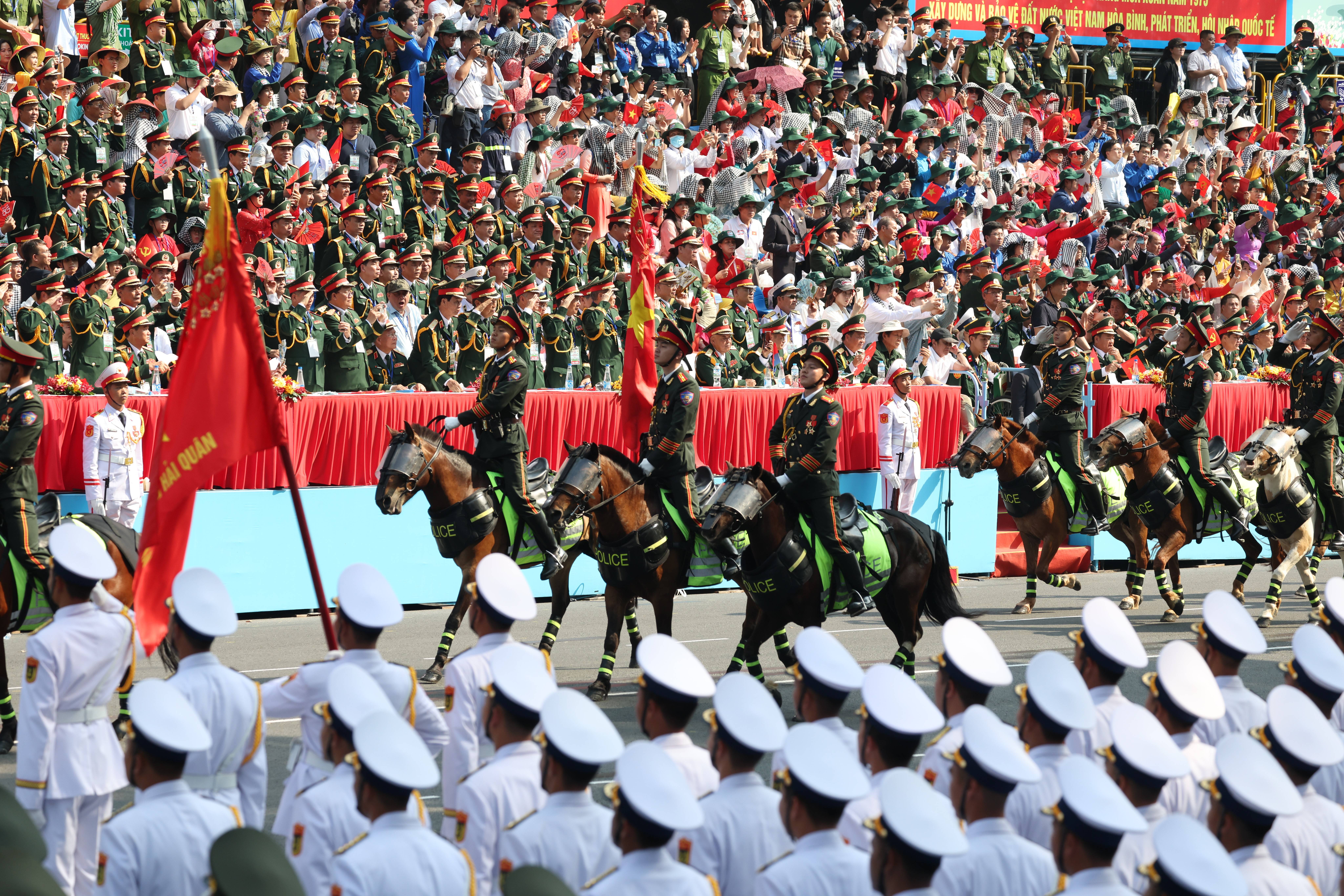 Loạt ảnh ấn tượng về diễu binh diễu hành kỷ niệm 50 năm thống nhất đất nước