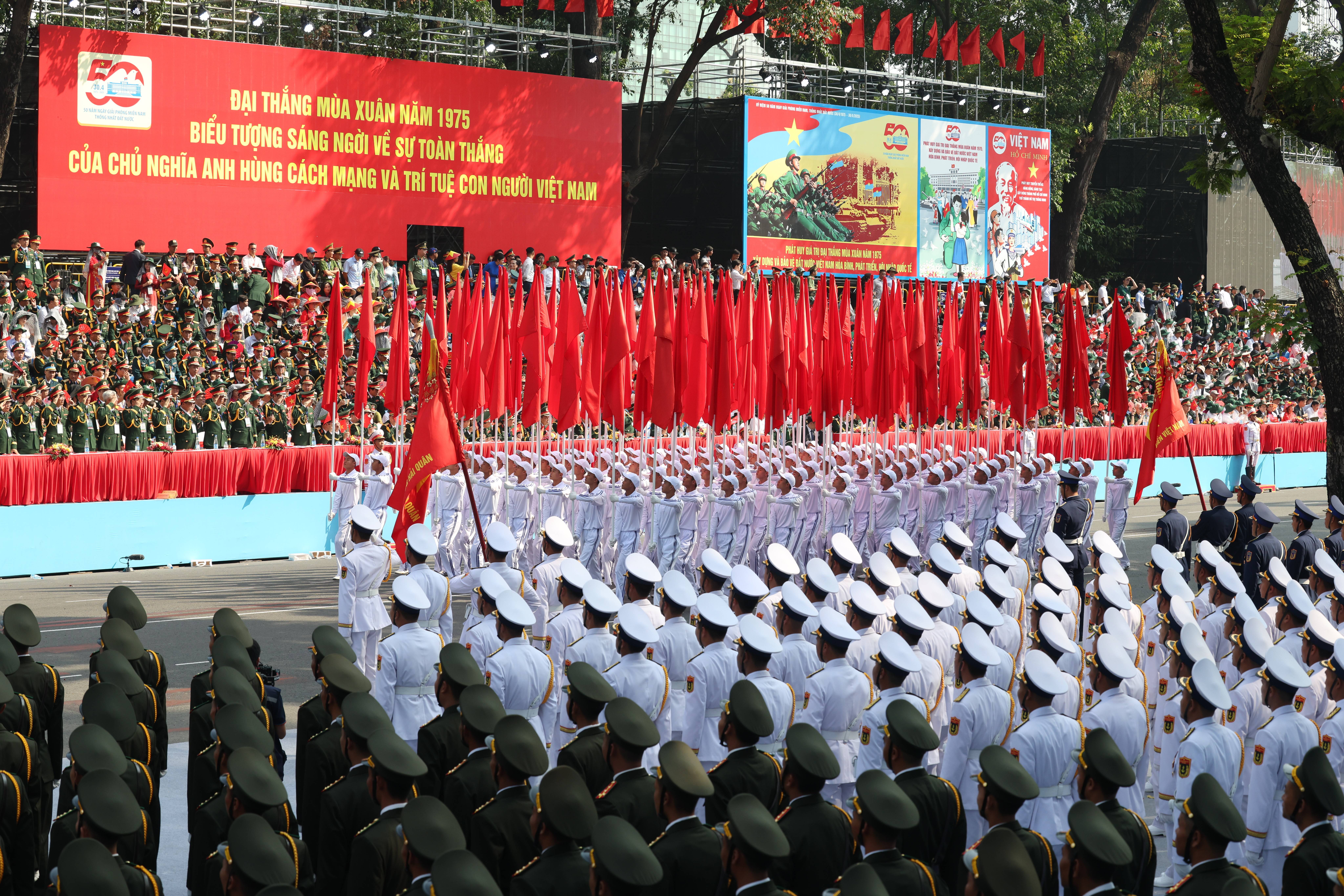 Loạt ảnh ấn tượng về diễu binh diễu hành kỷ niệm 50 năm thống nhất đất nước