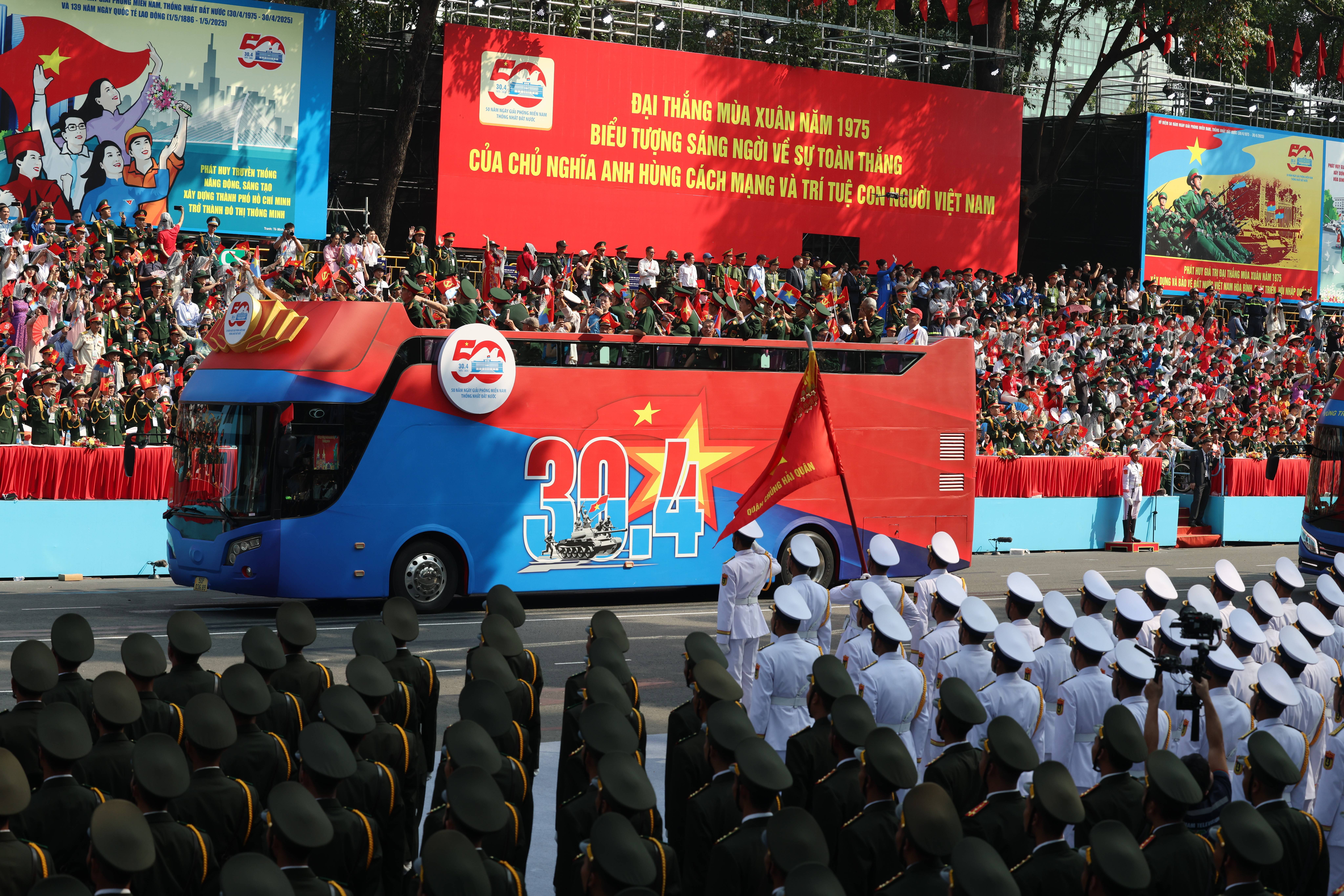 Loạt ảnh ấn tượng về diễu binh diễu hành kỷ niệm 50 năm thống nhất đất nước