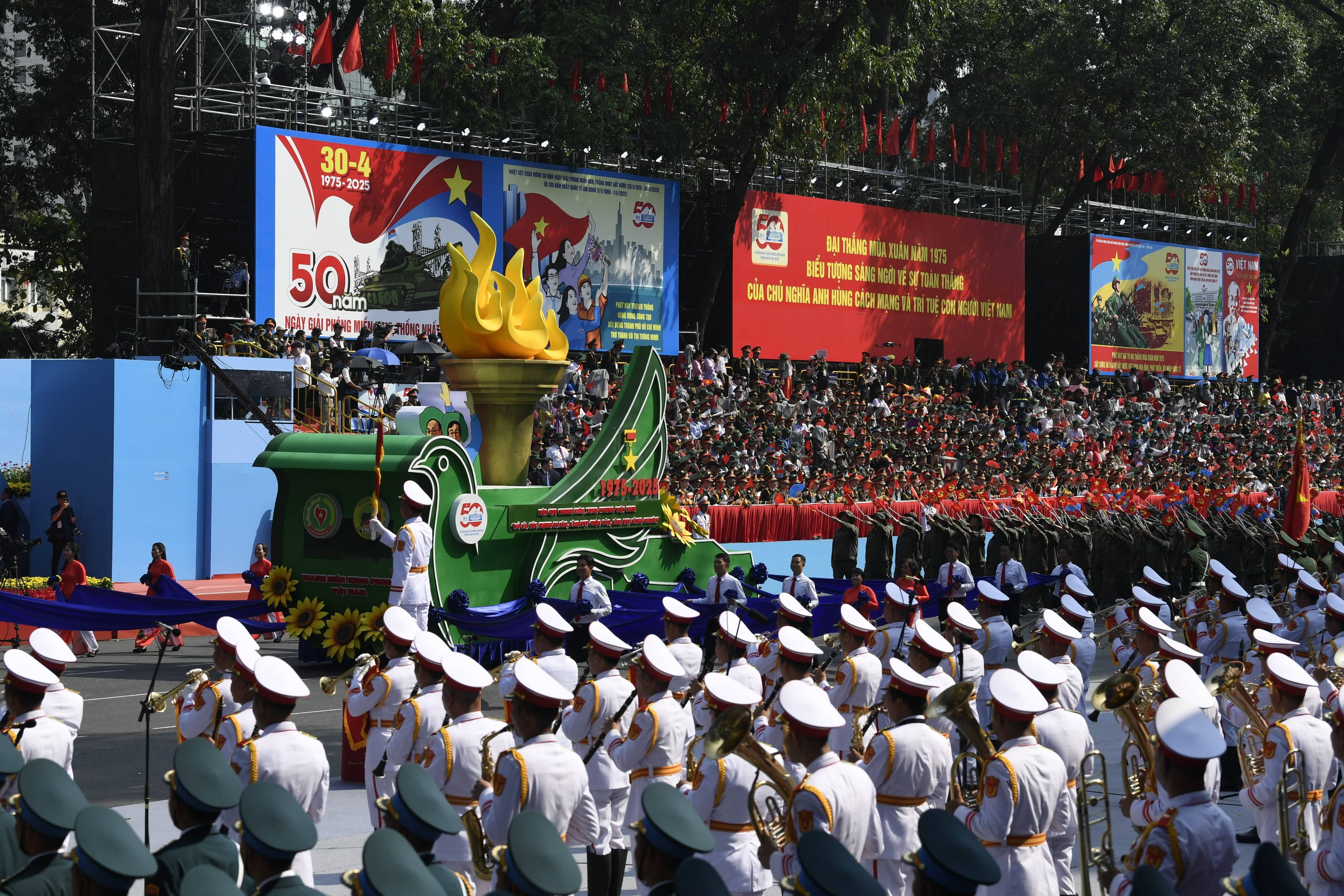 Loạt ảnh ấn tượng về diễu binh diễu hành kỷ niệm 50 năm thống nhất đất nước