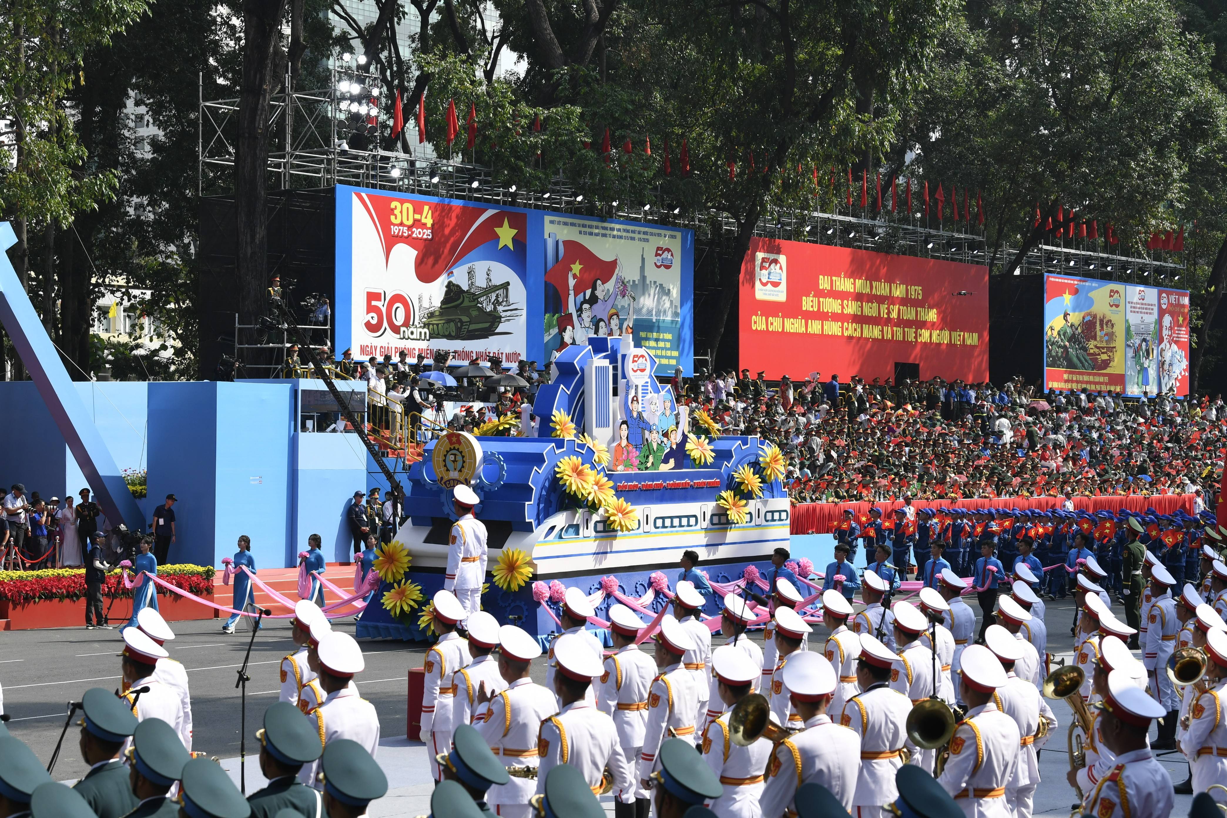 Loạt ảnh ấn tượng về diễu binh diễu hành kỷ niệm 50 năm thống nhất đất nước