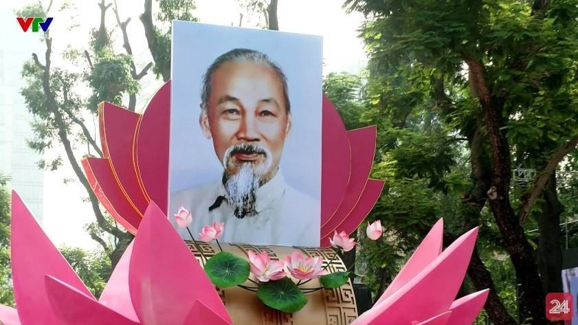 Đi đầu đội hình là Quốc huy nước Cộng hòa xã hội chủ nghĩa Việt Nam.