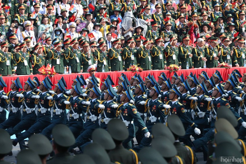 Khối Sĩ quan Hải quân nhân dân Việt Nam tiến vào lễ đài