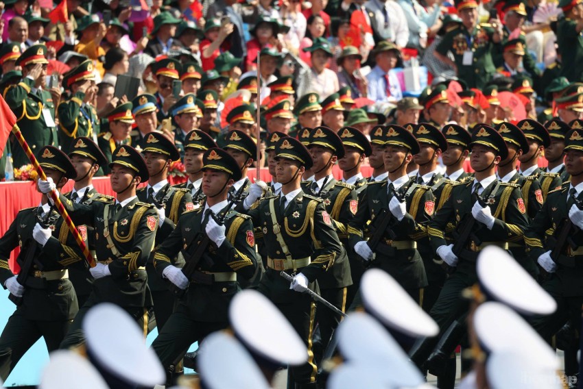 8 giờ 31 phút, Quân Giải phóng nhân dân Trung Quốc vào lễ đài