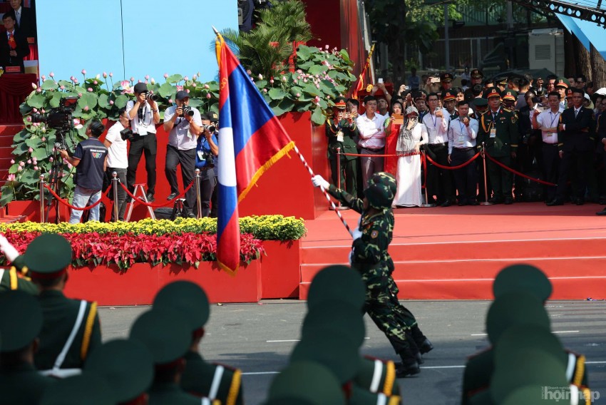 Khối Quân đội nhân dân Lào vào lễ đài
