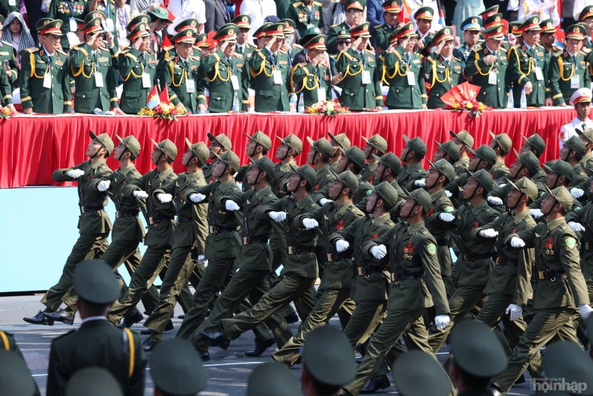 Khối nam Chiến sĩ Cảnh sát cơ động vào lễ đài