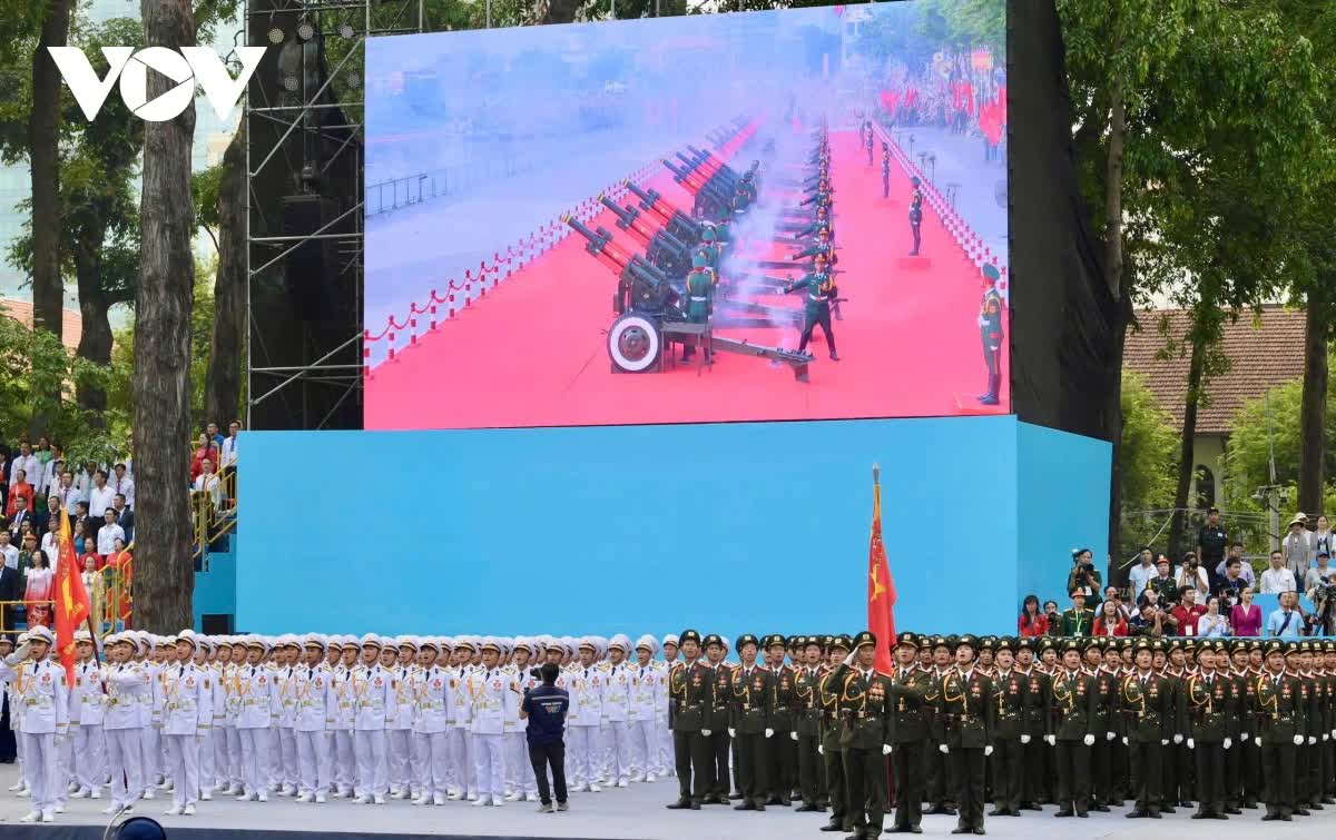 Loạt ảnh ấn tượng về diễu binh diễu hành kỷ niệm 50 năm Ngày giải phóng miền Nam