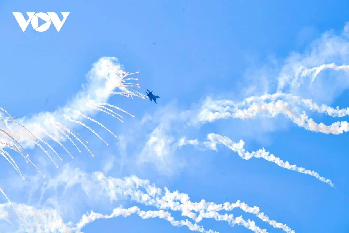 Loạt ảnh ấn tượng về diễu binh diễu hành kỷ niệm 50 năm Ngày giải phóng miền Nam