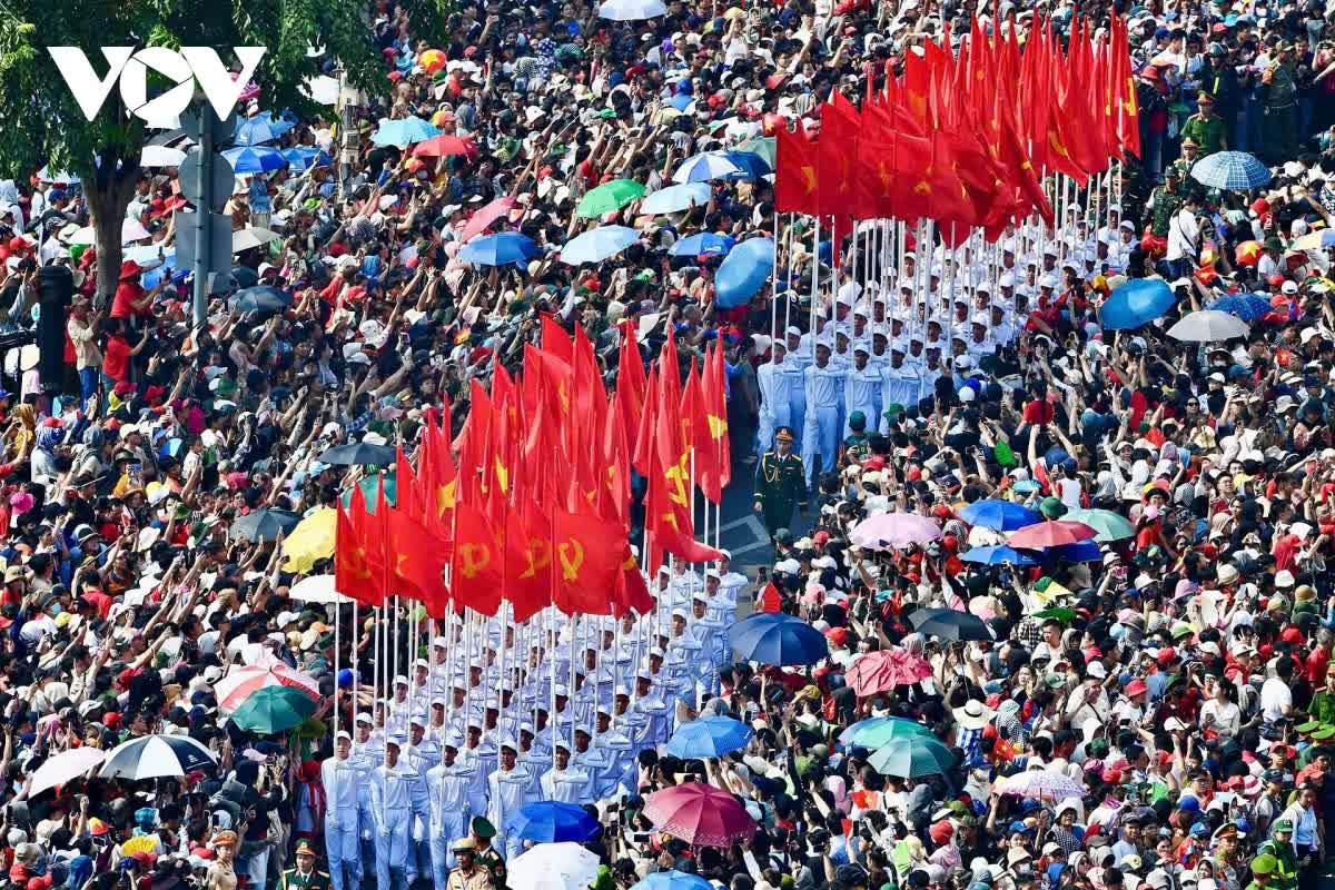 Loạt ảnh ấn tượng về diễu binh diễu hành kỷ niệm 50 năm Ngày giải phóng miền Nam