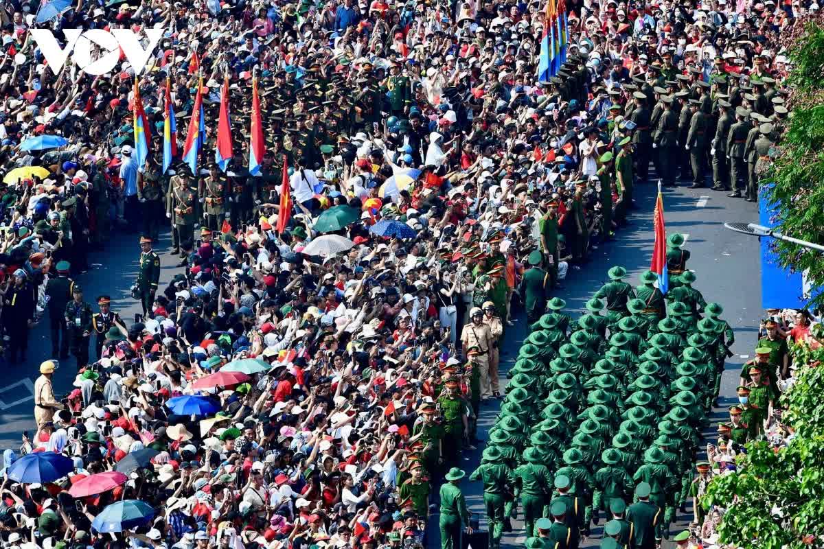 Loạt ảnh ấn tượng về diễu binh diễu hành kỷ niệm 50 năm Ngày giải phóng miền Nam