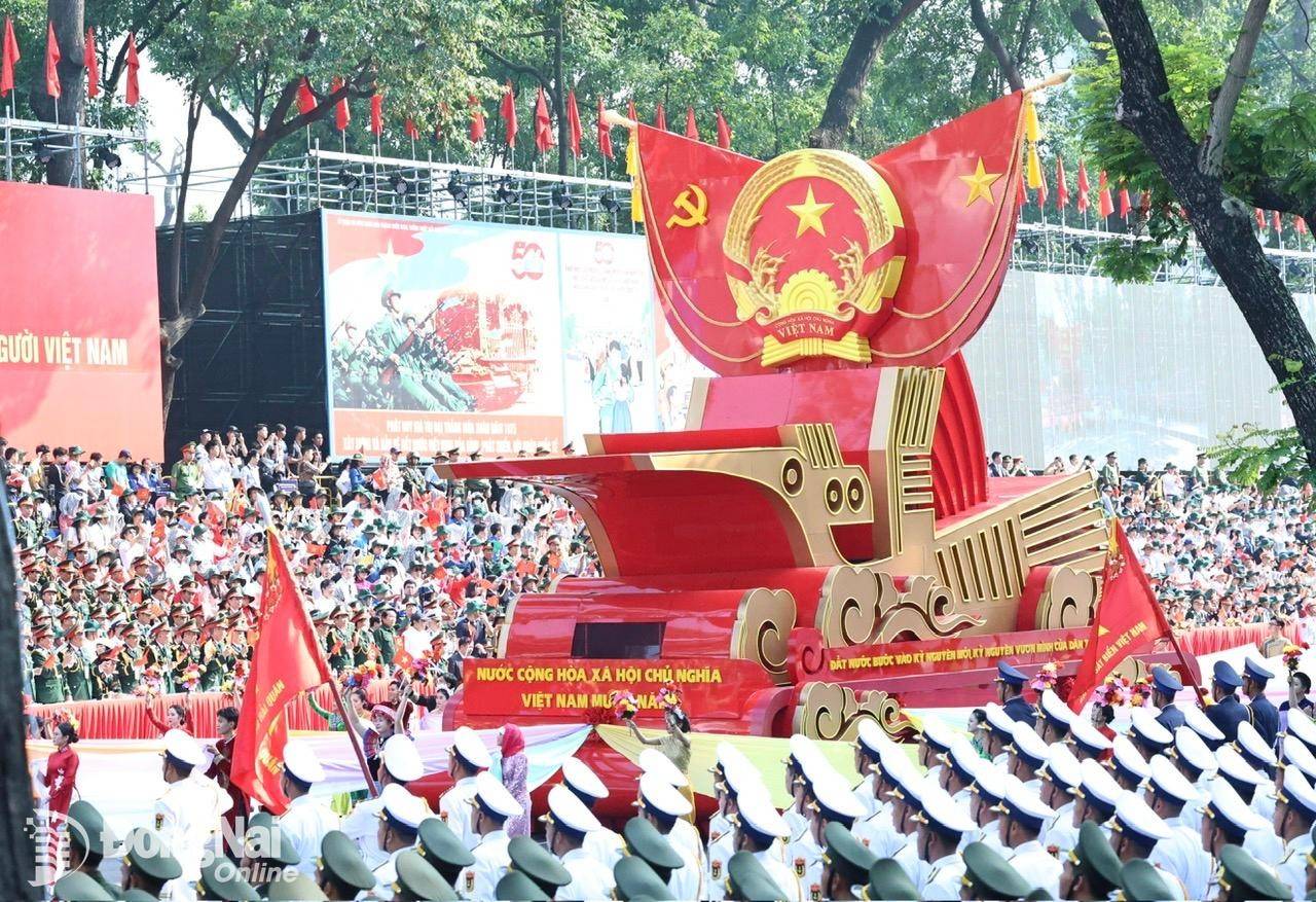 Loạt ảnh ấn tượng về diễu binh diễu hành kỷ niệm 50 năm Ngày giải phóng miền Nam