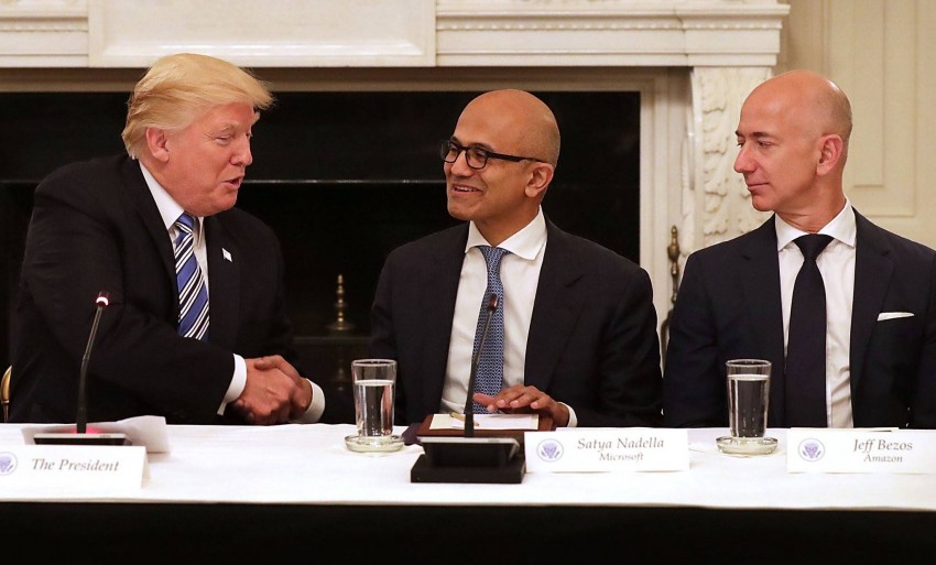 Lý do gì khiến Tổng thống Donald Trump gọi điện cho Jeff Bezos ?