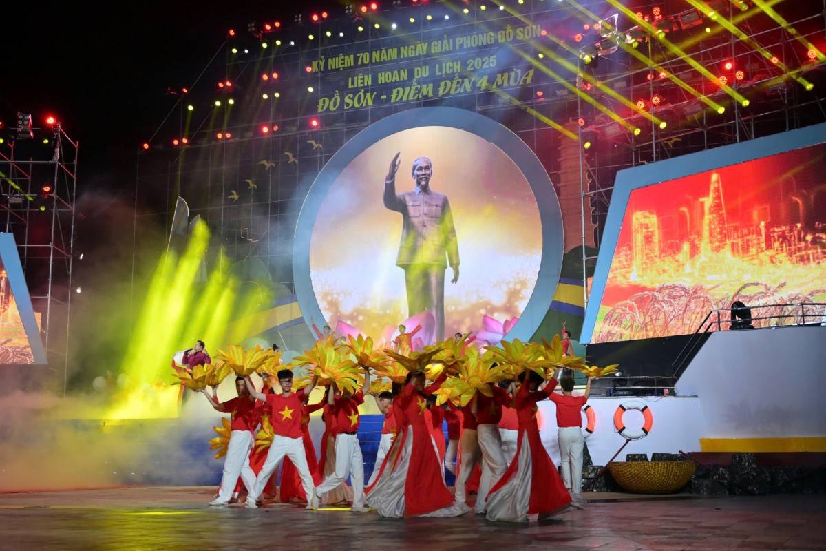 Chương trình nghệ thuật “Đồ Sơn - Điểm đến 4 mùa” với những tiết mục đặc sắc khắc họa những dấu mốc quan trọng trong hành trình trưởng thành của Đồ Sơn