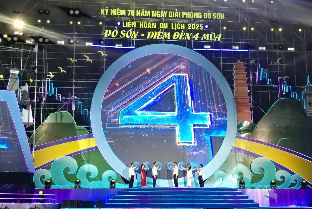 Các đại biểu nhấn nút khai mạc