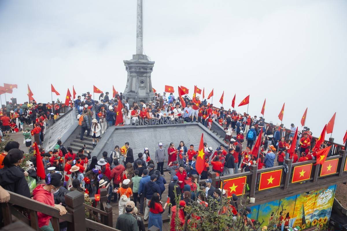 Du lịch miền Bắc bùng nổ ngay ngày đầu lễ: Dòng người đổ về Sầm Sơn, Hà Nam, Hạ Long, Cát Bà