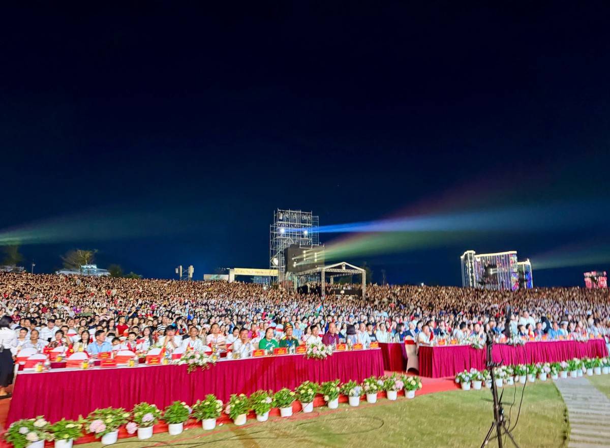 Khoảng 20.000 người dân và du khách tham dự chương trình Carnaval Hạ Long 2025.