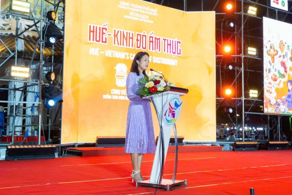 Bà Trần Thị Thao Giang, Quản lý quan hệ đối ngoại công ty Nestlé Việt Nam, phát biểu tại lễ khai mạc “Huế - Kinh đô ẩm thực”