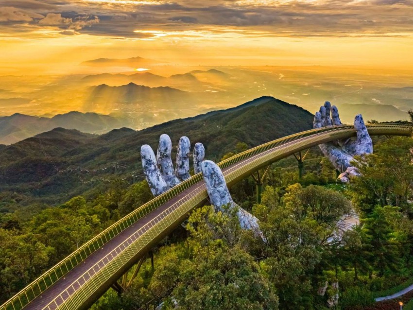 Cầu Vàng - môt trong những biểu tượng du lịch của Việt Nam, tại Sun World Ba Na Hills