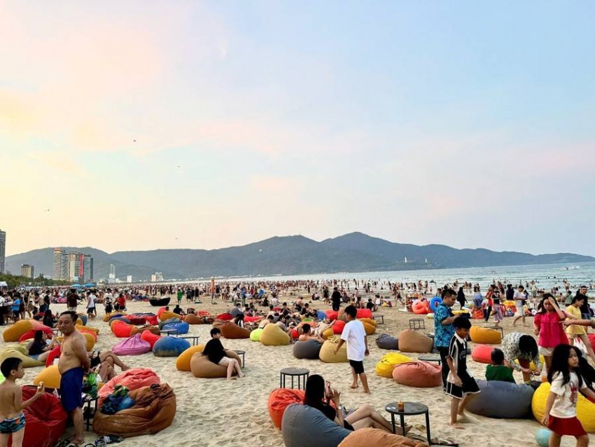 Từ sáng sớm, các bãi tắm ven biển như: Phạm Văn Đồng, Mỹ Khê, Mân Thái… luôn trong tình trạng chật kín người xuống tắm.