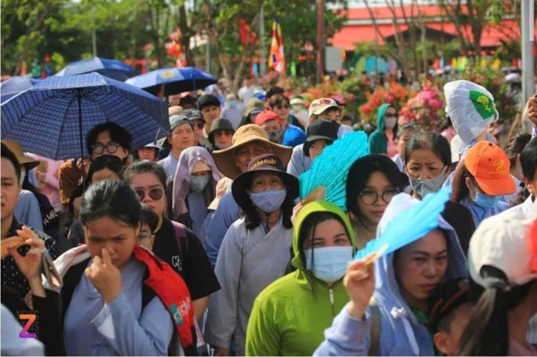 Dòng người đông đúc, xếp hàng dài để chờ được vào chiêm bái Xa lợi Đức Phâtk Dòng người đông đúc, xếp hàng dài để chờ được vào chiêm bái Xa lợi Đức Phâtk
