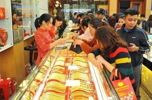 “So gang” vàng miếng, vàng nhẫn: Nhà đầu tư nên xuống tiền vào đâu ?