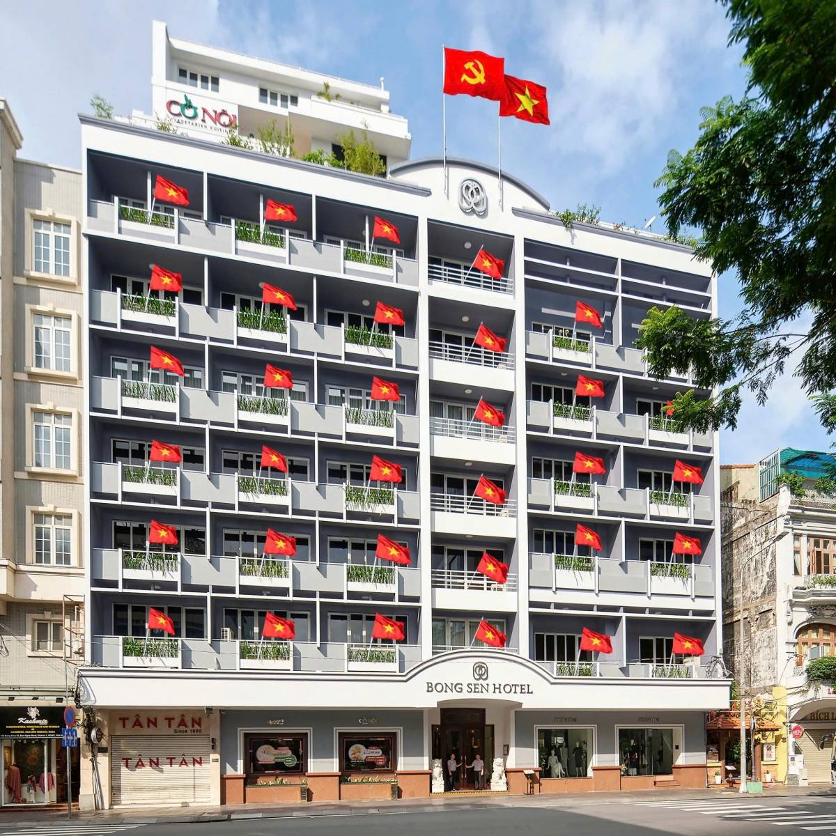 Trên khắp các tuyến đường, người dân chủ động trang trí mặt tiền nhà, treo cờ