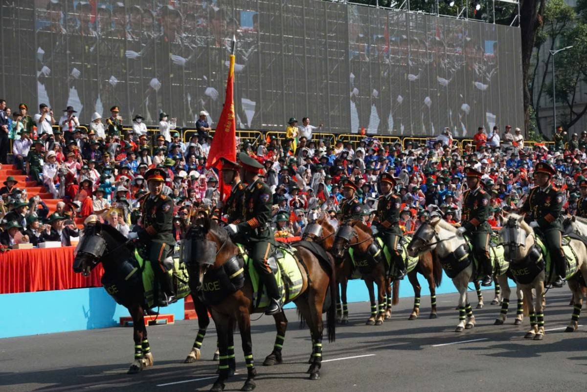 Người dân Thành phố và du khách chào đón chương trình Diễu binh, diễu hành chào đón 50 năm giải phóng đất nước