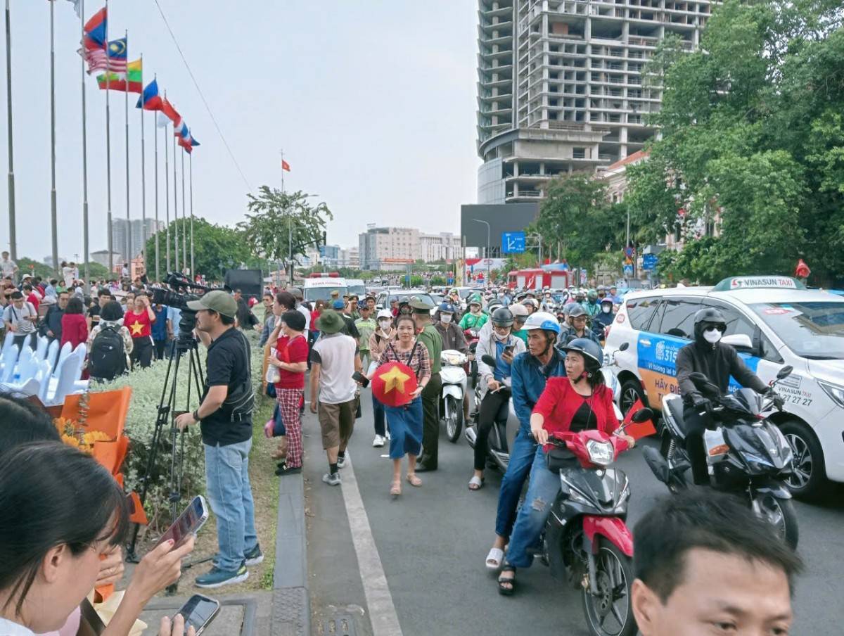 Không khí lễ hội rộn ràng (Ảnh: Uyển Nhi)