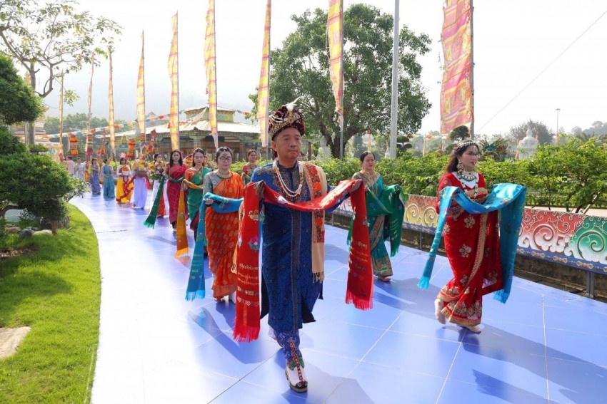  ảnh 2: Đoàn Phật tử Việt Nam trong trang phục Ấn Độ - đi đầu là Vua Tịnh Phạn và Hoàng hậu Ma-da cùng đoàn tùy tùng thân quyến gia tộc Phật.