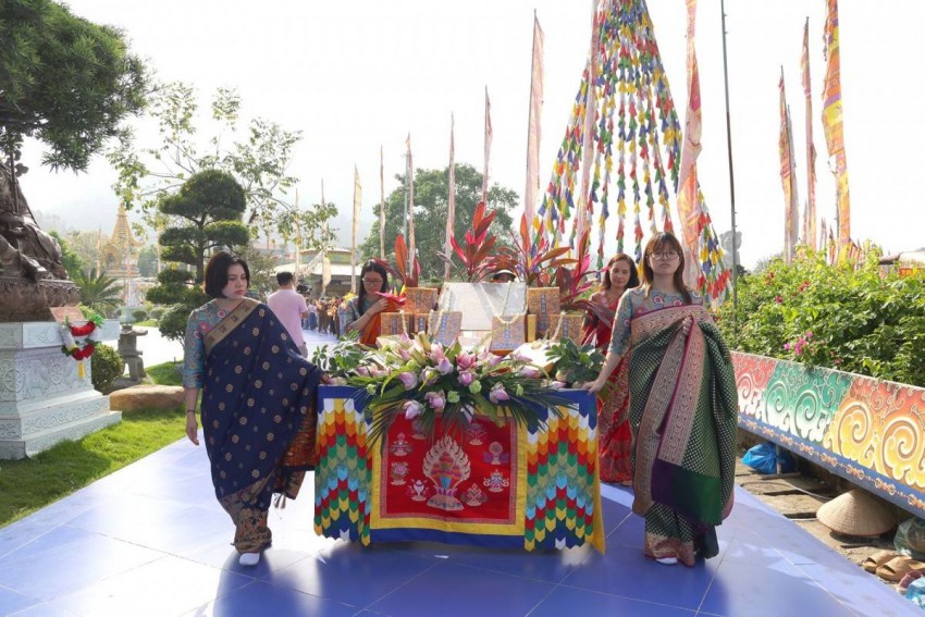 Xe rước bộ Đại Tạng Kinh nêu biểu cho giáo pháp cao quý mà Đức Phật đã truyền dạy.