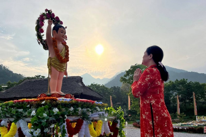 Phật tử lắng tâm chí thành kính lễ tôn tượng Đức Phật đản sinh