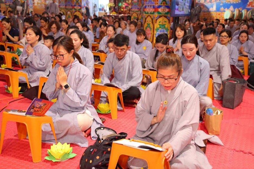  Đại chúng cùng chú tâm đọc tụng Kinh sách về cuộc đời Đức Phật