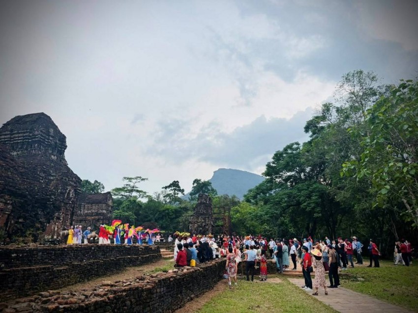 Ngoài một số điểm như rừng dừa bảy mẫu, phố cổ Hội An, Mỹ Sơn du khách trong hai ngày đầu nghỉ lễ, rất đông du khách trong và ngoài nước đổ về tham quan.