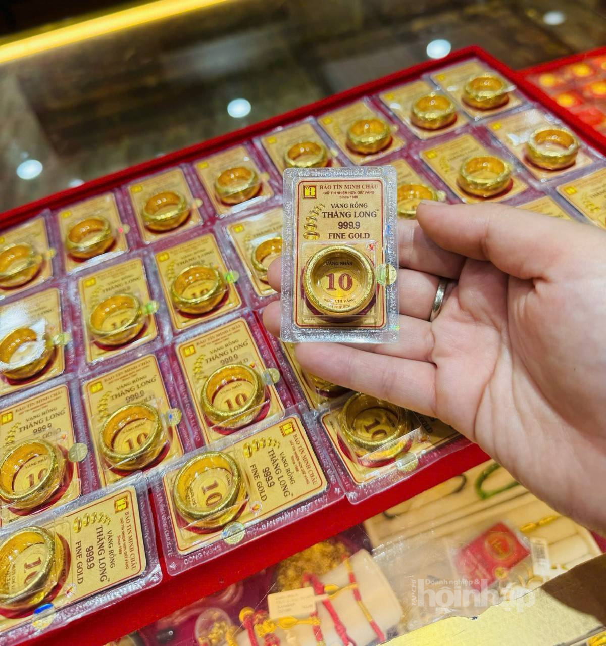 Giá vàng trong nuước hôm nay giảm mạnh nhưng khó mua