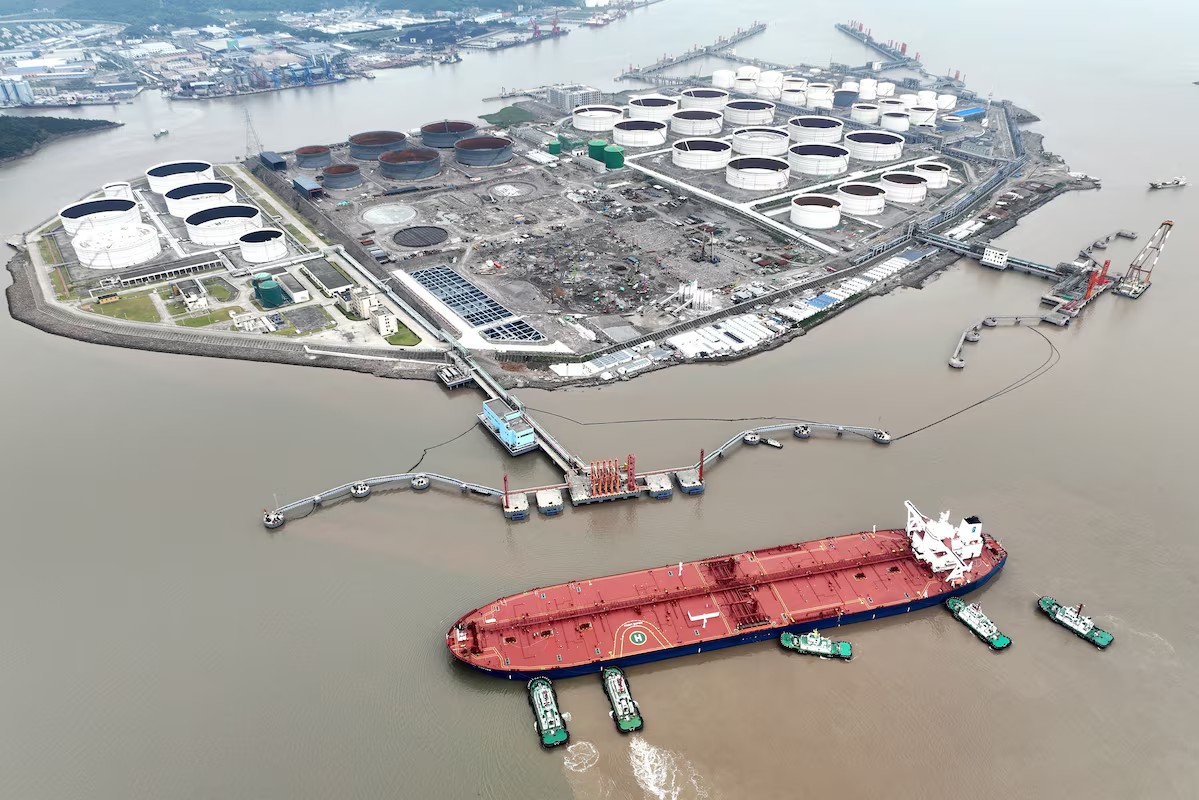 Giá dầu thế giới lao dốc do OPEC+ đẩy mạnh gia tăng sản lượng
