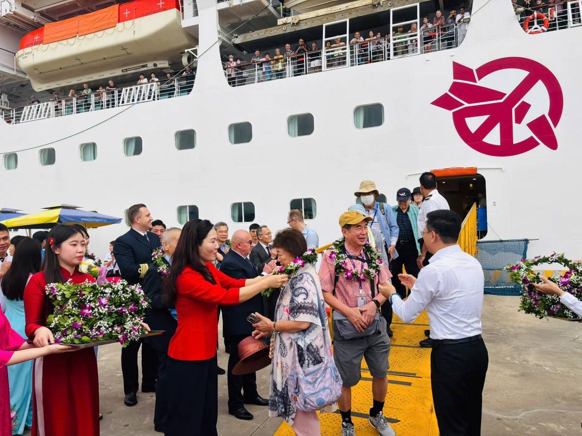 trong dịp nghỉ lễ, Quảng Ninh đón 3 tàu biển quốc tế. Đặc biệt, ngày 30/4/2025, tàu biển Pacific World lần đầu tiên cập cảng Hạ Long, đưa hơn 1.700 khách du lịch cao cấp từ Nhật Bản đến Quảng Ninh