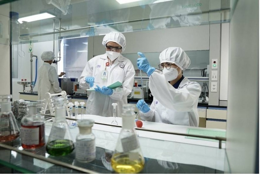 Dược sĩ làm việc tại phòng Lab của Imexpharm. Ảnh: Imexpharm.