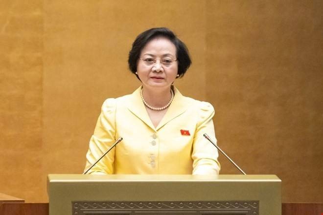 Bộ trưởng Bộ Nội vụ Phạm Thị Thanh Trà trình bày Tờ trình dự án Luật Tổ chức chính quyền địa phương (sửa đổi). Ảnh: Quochoi.vn