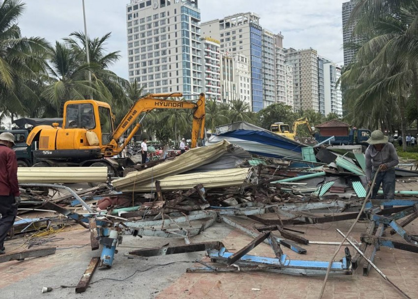 Đà Nẵng: Cưỡng chế tháo dỡ 7 ki-ốt ven biển Sơn Trà, chuẩn bị đấu giá mặt bằng Đà Nẵng: Cưỡng chế tháo dỡ 7 ki-ốt ven biển Sơn Trà, chuẩn bị đấu giá mặt bằng